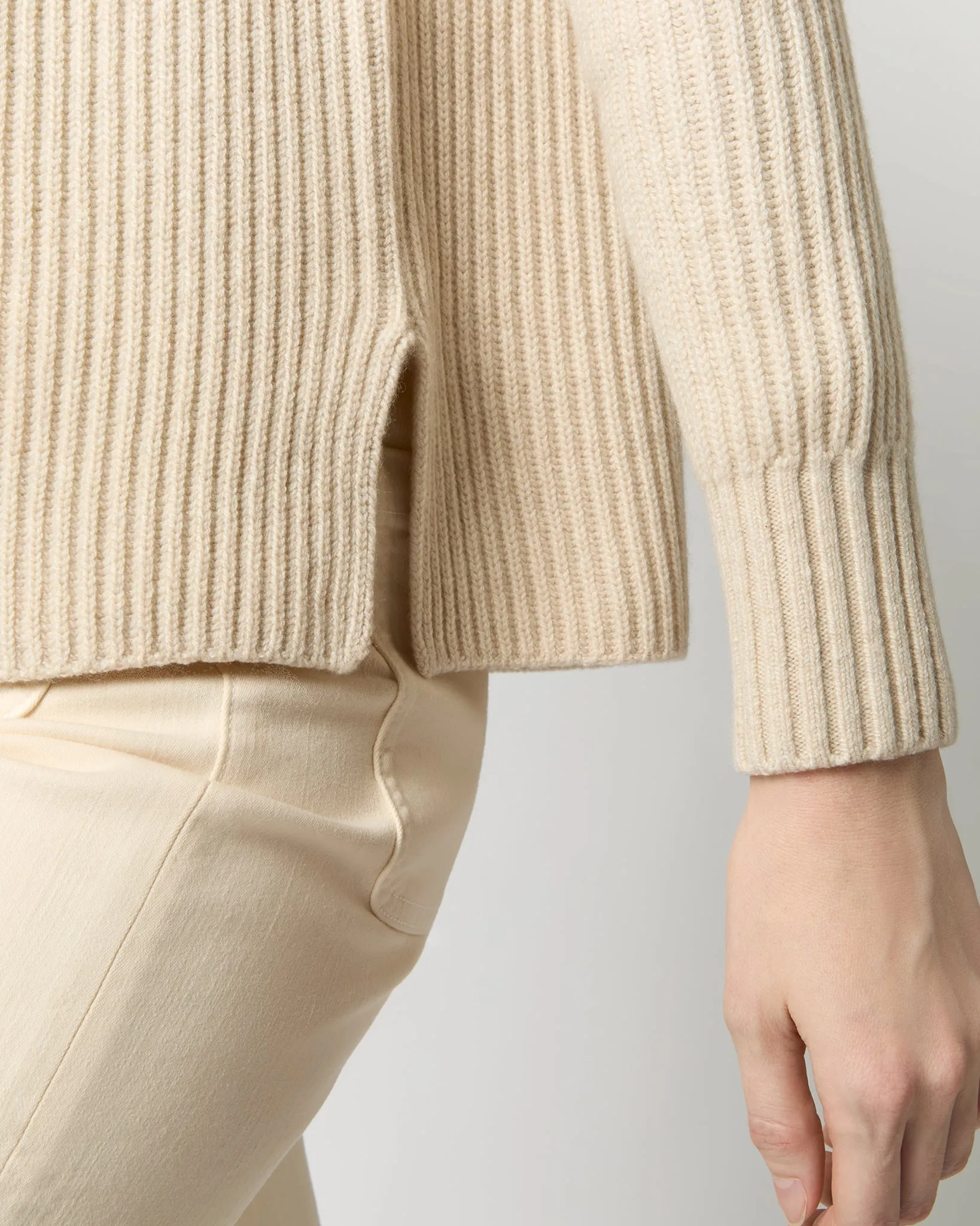 Dana Shaker-Stitch Turtleneck Sweater in Wheat Cashmere